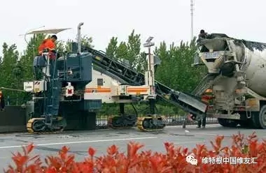 混凝土防撞護欄僅需一臺機器即可實現連續攤鋪作業，結構物一次性成型，經濟高效。