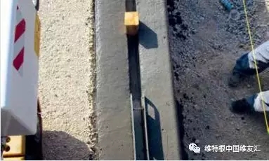 維特根 SP 15 攤鋪的縫隙式水溝，精確、穩定、表面光滑的結構物