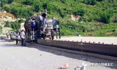 機器轉向系統的電子傳感器追蹤沿結構物設置的基準線。可以選裝維特根新型 AutoPilot 自動導航系統