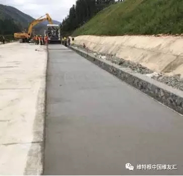 SP 25 一臺機器即可實現混凝土路面連續攤鋪作業，穩定的機器性能及高效的生產率， 保證攤鋪作業的日產量和施工質量