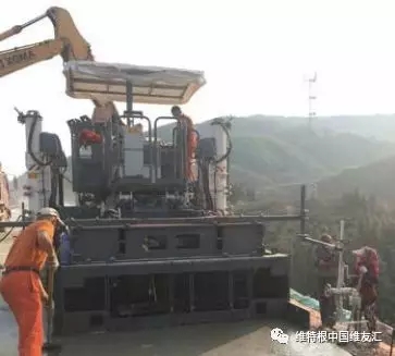 混凝土經 SP 25 機身配有的多根高頻振搗棒進行振 搗和密實后，由后掛模具一次性擠壓成型，形成密 實度高而且骨料分布均勻的混凝土路面